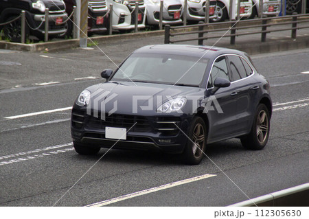 SUV多用途車　道路走行中 112305630
