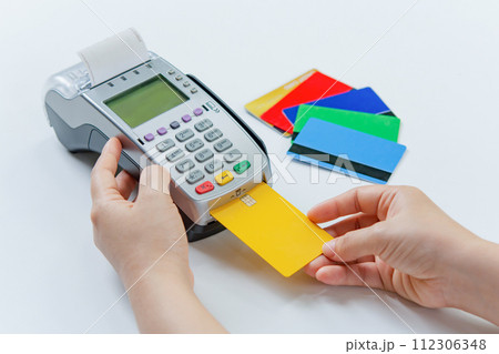 Credit card payment with EDC machine or credit card terminal. Credit card payment with EDC machine or credit card terminal. 112306348