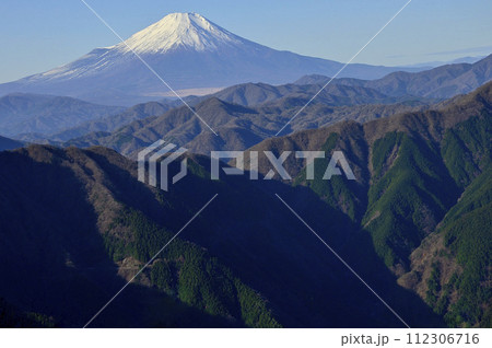 丹沢の袖平山山頂より望む富士山 112306716