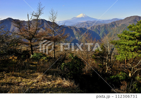 丹沢の袖平山山頂より望む富士山と西丹沢の檜洞丸と大室山 112306731