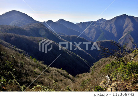 丹沢の袖平山より望む蛭ヶ岳と檜洞丸 丹沢の袖平山より望む蛭ヶ岳と檜洞丸 112306742