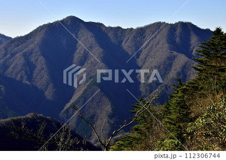 丹沢の袖平山より望む西丹沢の山並 丹沢の袖平山より望む西丹沢の山並 112306744