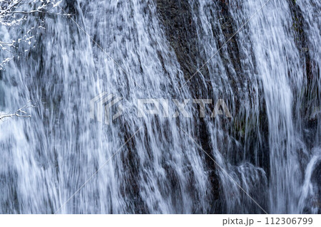 雪に包まれた関山大滝 112306799