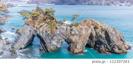 「岩手県」三陸の大自然が造った造形美　穴通磯 112307261