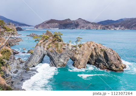 「岩手県」三陸の大自然が造った造形美　穴通磯 112307264