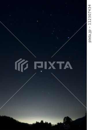 黄昏に昇る冬の星々。ブルーアワーにシリウスとオリオン 黄昏に昇る冬の星々。ブルーアワーにシリウスとオリオン 112307434