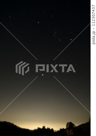 黄昏に昇る冬の星々。ゴールデンアワーにシリウスとオリオン 黄昏に昇る冬の星々。ゴールデンアワーにシリウスとオリオン 112307437