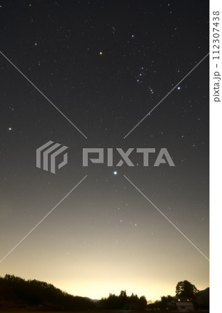 黄昏に昇る冬の星々。ゴールデンアワーにシリウスとオリオン 黄昏に昇る冬の星々。ゴールデンアワーにシリウスとオリオン 112307438