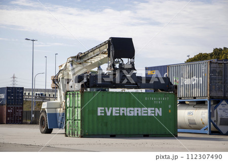 リーチスタッカー コンテナ 112307490