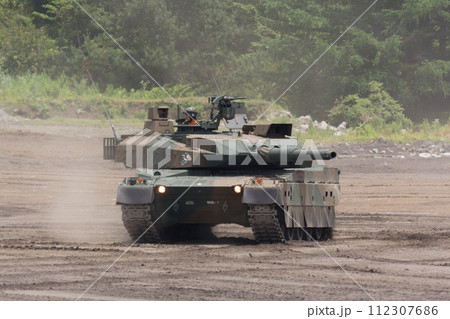 走行する陸上自衛隊10式戦車 走行する陸上自衛隊10式戦車 112307686