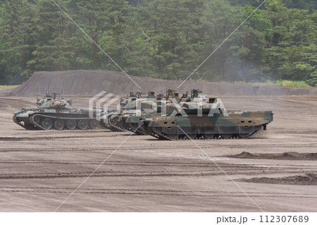 走行する陸上自衛隊10式戦車と74式戦車 112307689
