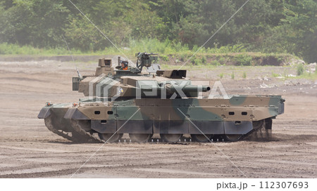 走行する陸上自衛隊10式戦車 走行する陸上自衛隊10式戦車 112307693