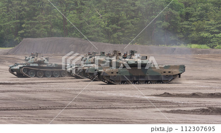 走行する陸上自衛隊10式戦車と74式戦車 走行する陸上自衛隊10式戦車と74式戦車 112307695