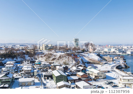 「青森県」雪景色の八戸市中心街の風景・中核都市　冬 112307956