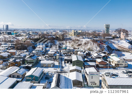 「青森県」雪景色の八戸市中心街の風景・中核都市　冬 112307961