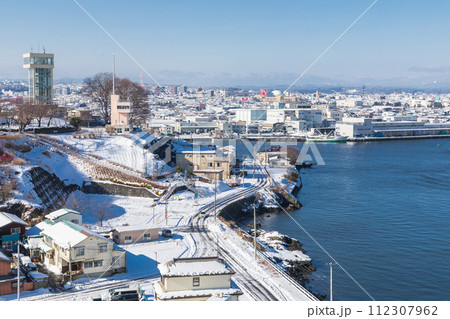 「青森県」雪景色の八戸市中心街の風景・中核都市 冬 「青森県」雪景色の八戸市中心街の風景・中核都市 冬 112307962