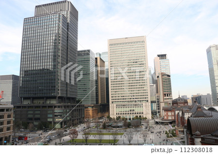 kITTE丸の内屋上から眺める東京駅丸の内駅前広場と高層ビル kITTE丸の内屋上から眺める東京駅丸の内駅前広場と高層ビル 112308018