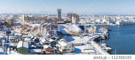 「青森県」雪景色の八戸港　中核都市　冬 112308183