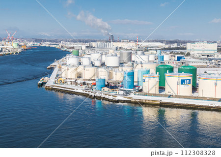 「青森県」雪景色の八戸工業地帯・中核都市　冬 112308328