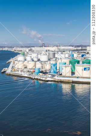 「青森県」雪景色の八戸工業地帯・中核都市　冬 112308330