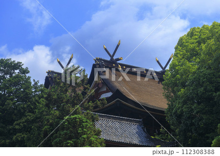 岡山吉備津神社の国宝の拝殿の屋根 112308388