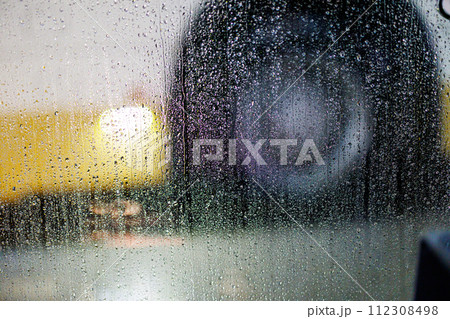 雨の日　バス　イメージ 112308498