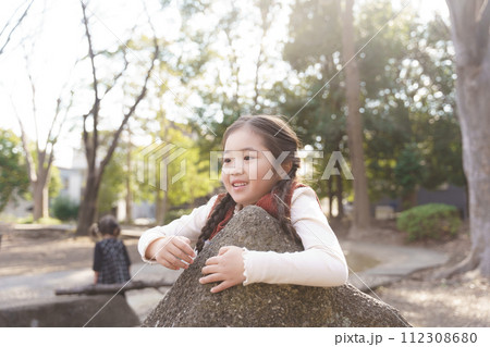 公園で遊ぶ女の子 112308680