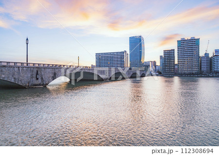 新潟　早朝の萬代橋 112308694