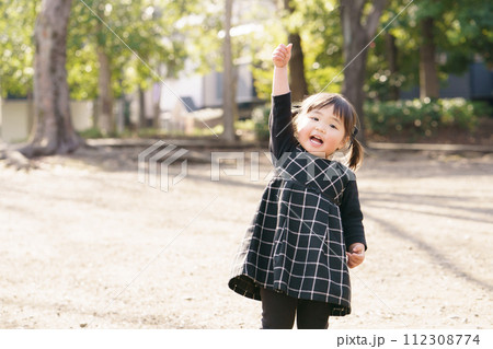 冬の公園で遊んでいる小さな女の子 112308774