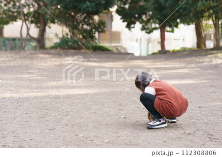 地面にお絵描きをする女の子 112308806