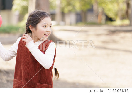 冬の公園で遊ぶ女の子 112308812