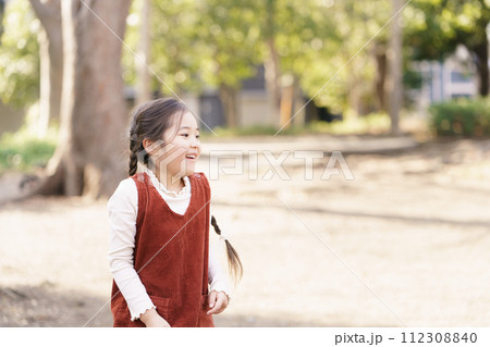 冬の公園で遊ぶ女の子 112308840