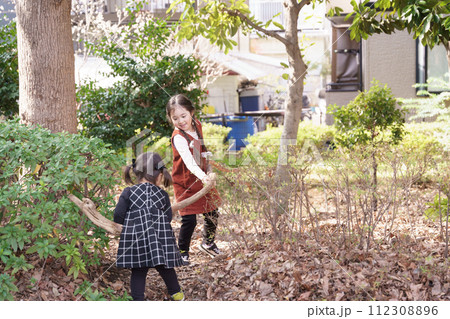 公園の中を歩く女の子達 112308896