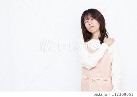 肩凝りがつらい主婦 肩凝りがつらい主婦 112309053