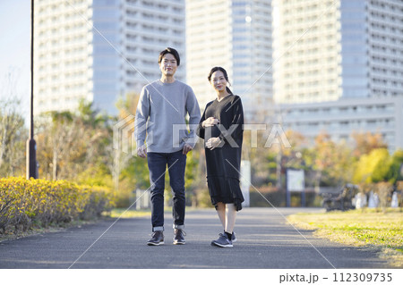 妊婦と公園を散歩する男性 112309735