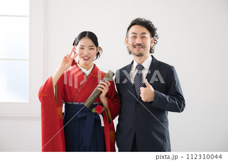 卒業式に記念撮影をする親子(父娘) 卒業式に記念撮影をする親子(父娘) 112310044