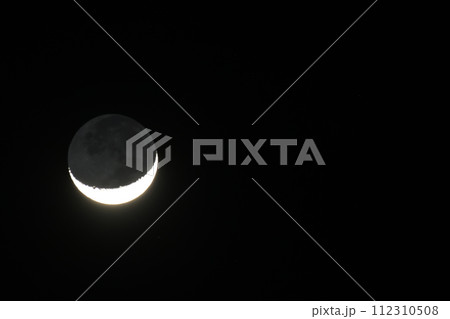 月齢3.2、地球照の月 112310508