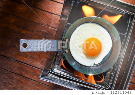 キャンプで目玉焼き　Fried eggs made outdoors and camping 112311042