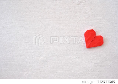 漆喰の壁と折り紙で作ったハート 112311365