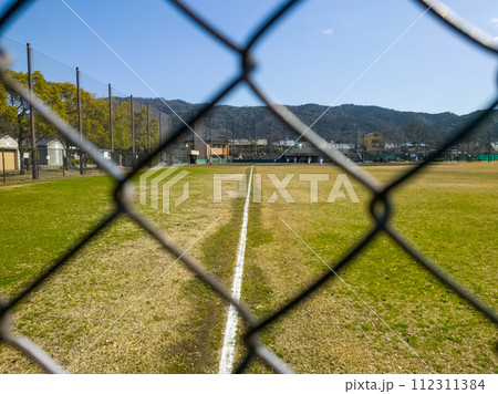 フェンスのある風景 112311384