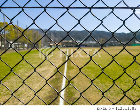 フェンスのある野球場の風景 112311385