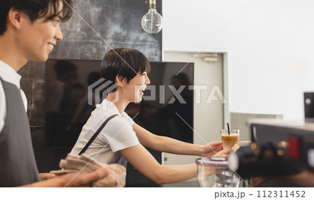 コーヒーを淹れるカフェの店員 112311452