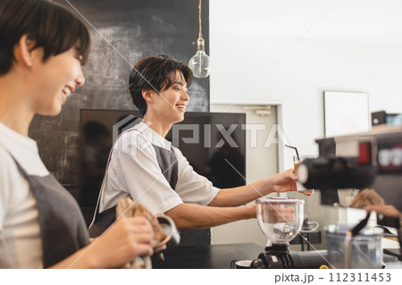 コーヒーを淹れるカフェの店員 112311453