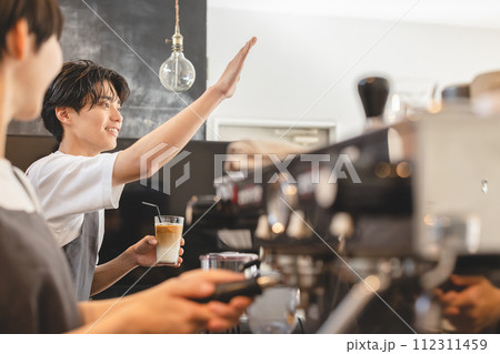 コーヒーを淹れるカフェの店員 112311459