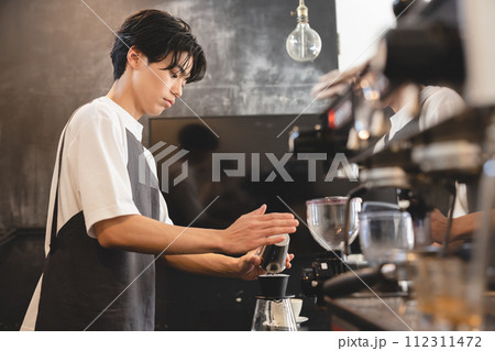 コーヒーを淹れる男性カフェ店員 112311472