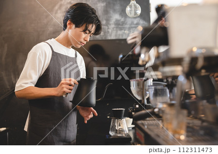 コーヒーを淹れる男性カフェ店員 コーヒーを淹れる男性カフェ店員 112311473