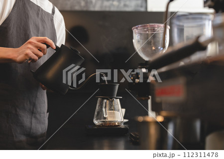 コーヒーを淹れる男性カフェ店員 112311478