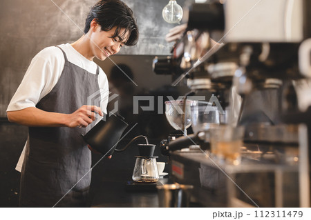コーヒーを淹れる男性カフェ店員 112311479