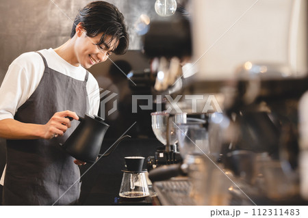 コーヒーを淹れる男性カフェ店員 112311483