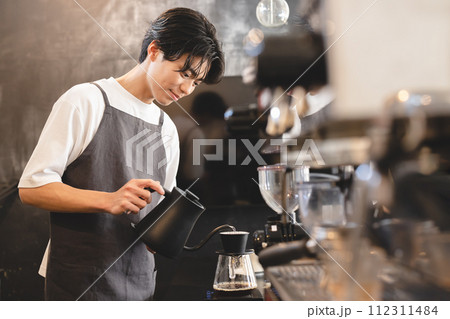 コーヒーを淹れる男性カフェ店員 112311484